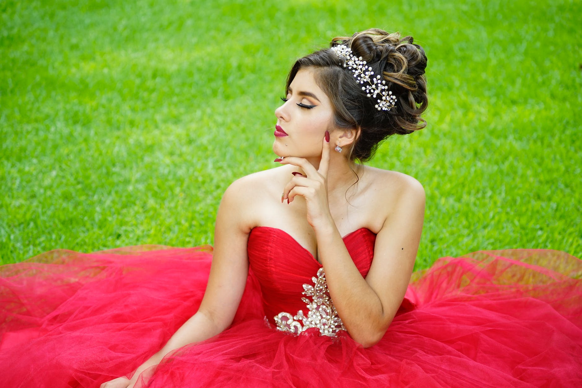 a pretty woman in red prom dress posing - Choose a Reputable Shop to Make Prom Dress Shopping Easier