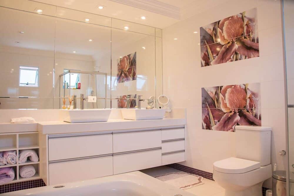 20 Tips to Make the Most of a Small Bathroom