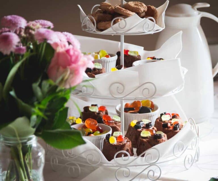 A vase of flowers on a table