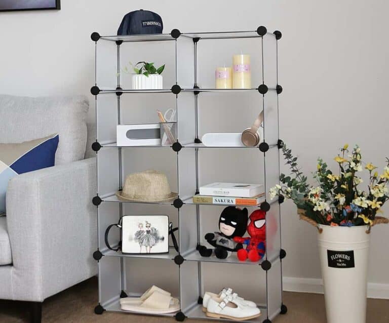 A bedroom with a bed and desk in a room