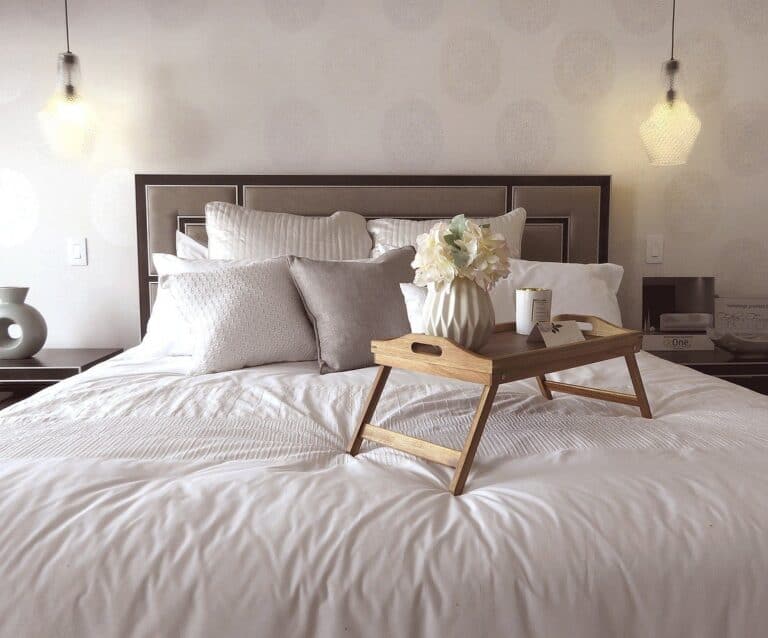 A bedroom with a bed in a hotel room