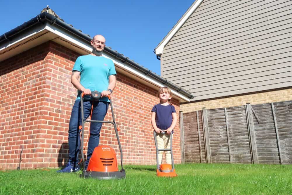 Mowing the lawn with Flymo – I can do it too!