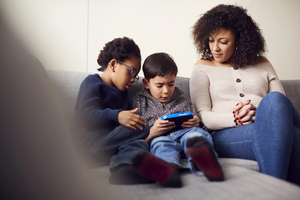 How Parents Can Manage Kids’ Screen Time & Social Media Risks