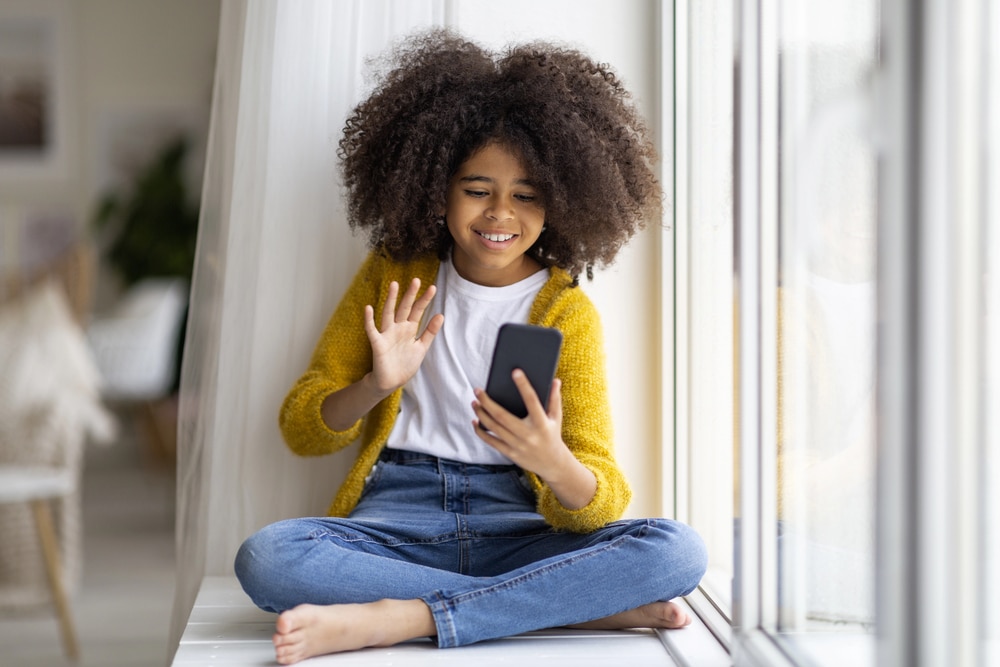 How Parents Can Manage Kids’ Screen Time & Social Media Risks